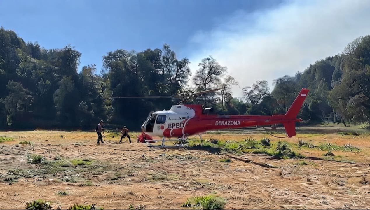 Helikopter Water Bombing Diterjunkan Padamkan Kebakaran Hutan Semeru di Lumajang