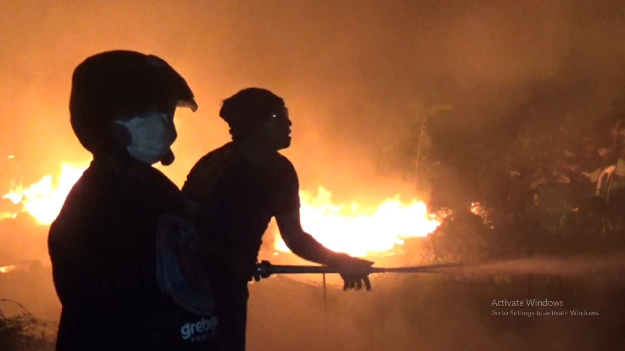 Diduga Dipicu Puntung Rokok, Gudang Rosok di Ponorogo Nyaris Ludes Terbakar