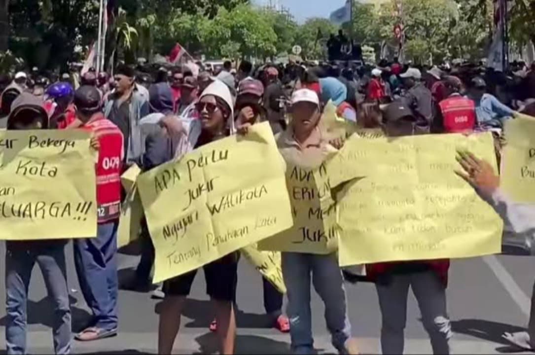 Ribuan Juru Parkir Gempur Balai Kota Surabaya, Tuntut Bagi Hasil 70 Persen dan Hapus Setoran Ganda