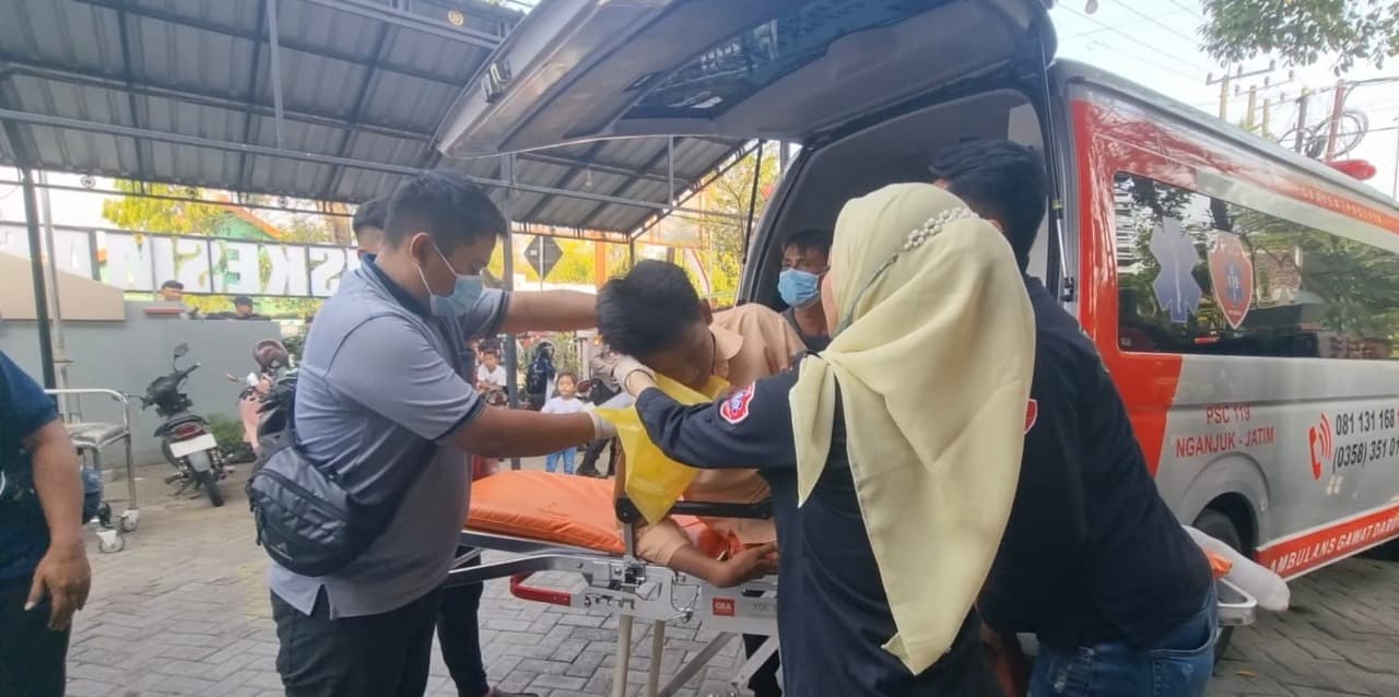 Wali Murid Korban Keracunan di SMAN 3 Nganjuk Minta Program MBG Dihentikan