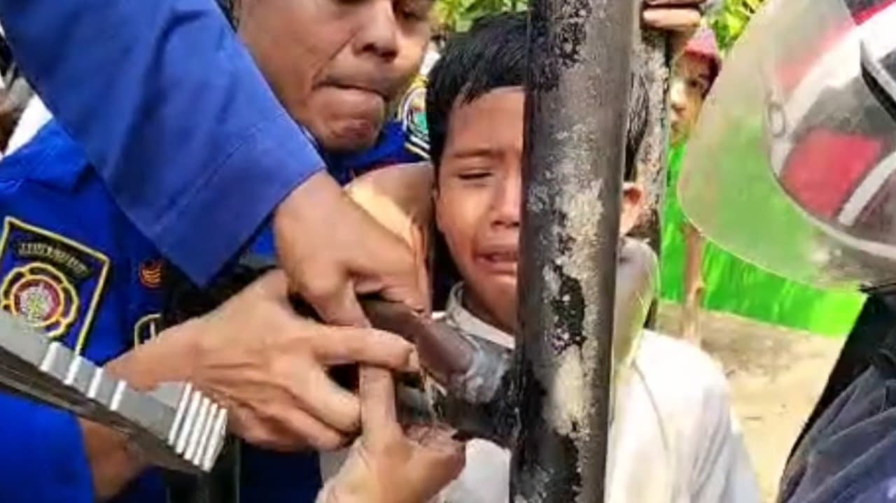 Dramatis! Damkar Potong Tiang Basket Demi Bebaskan Kepala Bocah SD Di Tulungagung
