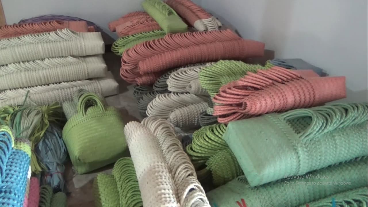 Produksi Kerajinan Anyaman Tas Plastik Ngawi Tembus Pasar Luar Jawa