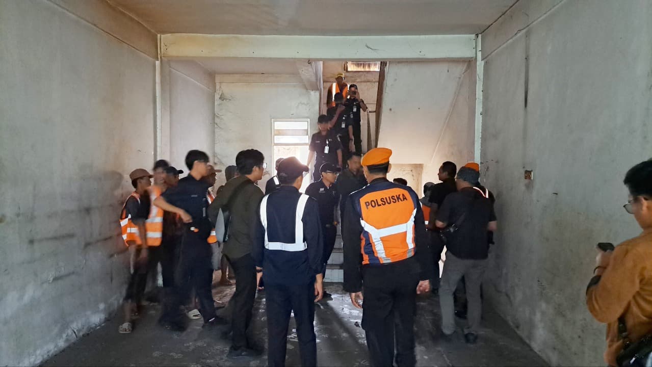 Selamatkan Aset Negara, KAI Daop 8 Surabaya Tertibkan Ruko di Jalan Semarang