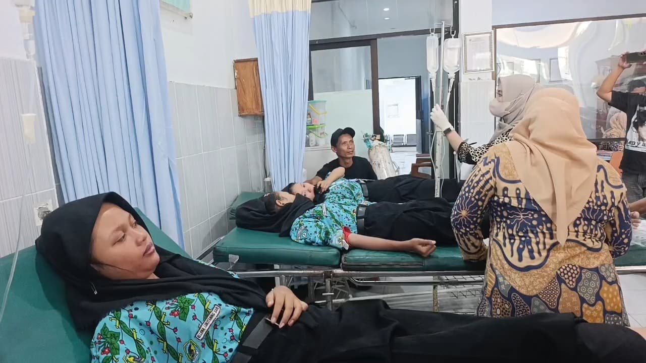 Keracunan MBG, Puluhan Siswa SMPN Kabuh Jombang Dilarikan Ke Puskesmas