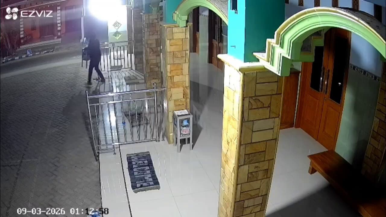 Detik-Detik Aksi Maling Gondol Kotak Amal Terekam CCTV di Mushola Mangunsuman