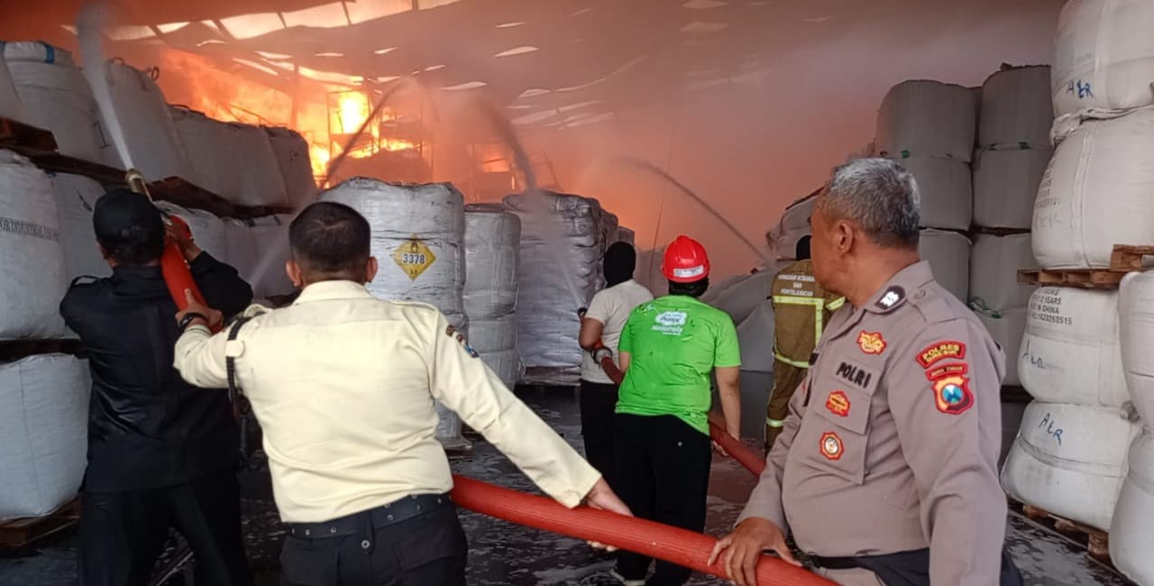 Petugas Damkar Butuh Lima Jam Untuk Padamkan Kebakaran di Gudang Wing Surya Gresik