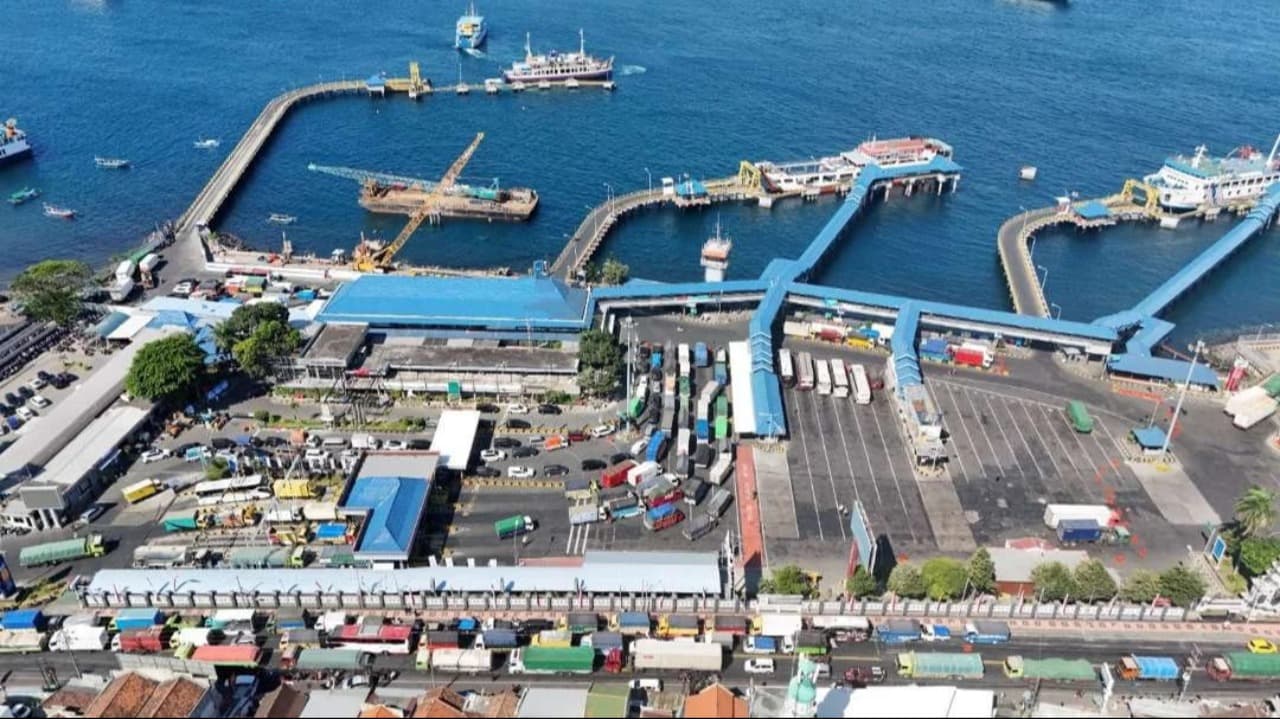 ASDP: Peningkatan Truk Logistik dan Dermaga Picu Antrean di Ketapang