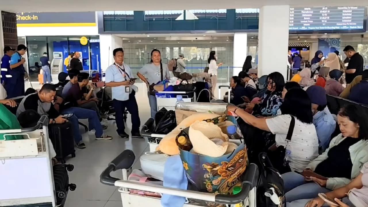 54 Penerbangan di Juanda Terdampak Erupsi Anak Krakatau, Sebagian Penumpang Beralih ke Jalur Darat