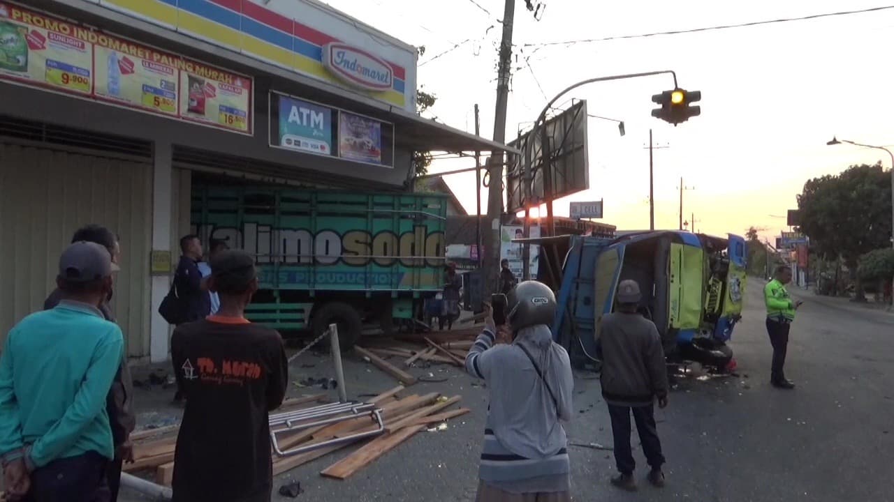 Dua Truk Bertabrakan di Perempatan Ngjur, Satu Terguling dan Satu Hantam Toko