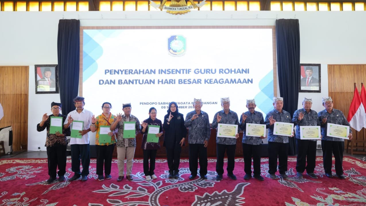 Serahkan Insentif Guru Rohani Lintas Agama, Bupati Ipuk: Bagian dari Penguatan Pendidikan Karakter