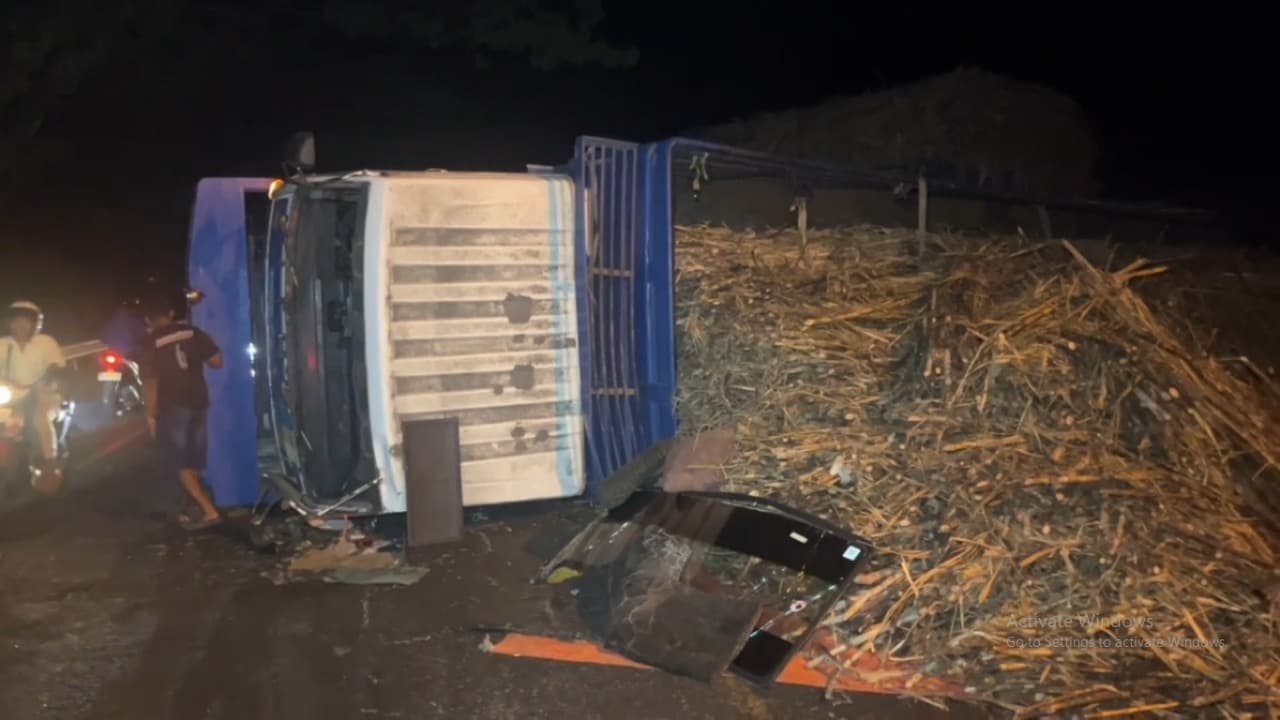 Pecah Roda, Truk Gandeng Muat Tebu Terguling, Sopir Terluka