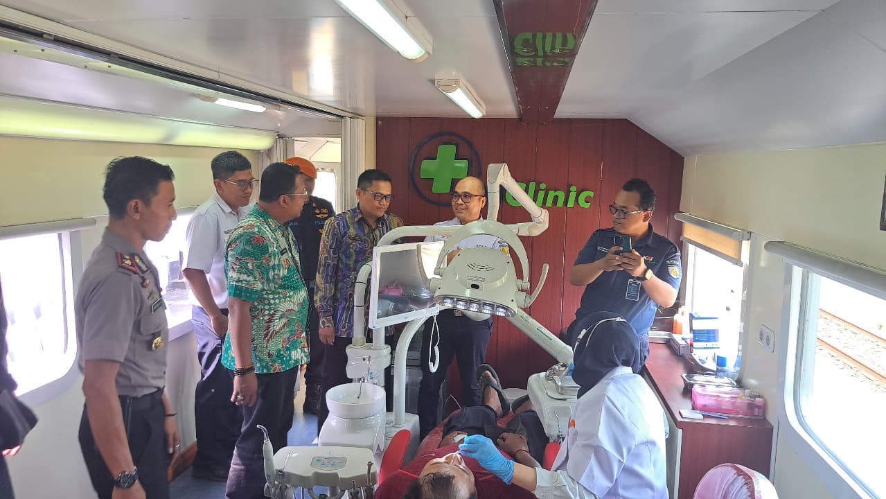 Sambut HUT ke-81 KAI, 250 Warga Tanggulangin Sidoarjo Gratis Berobat hingga Diberi Kacamata di Rail Clinic