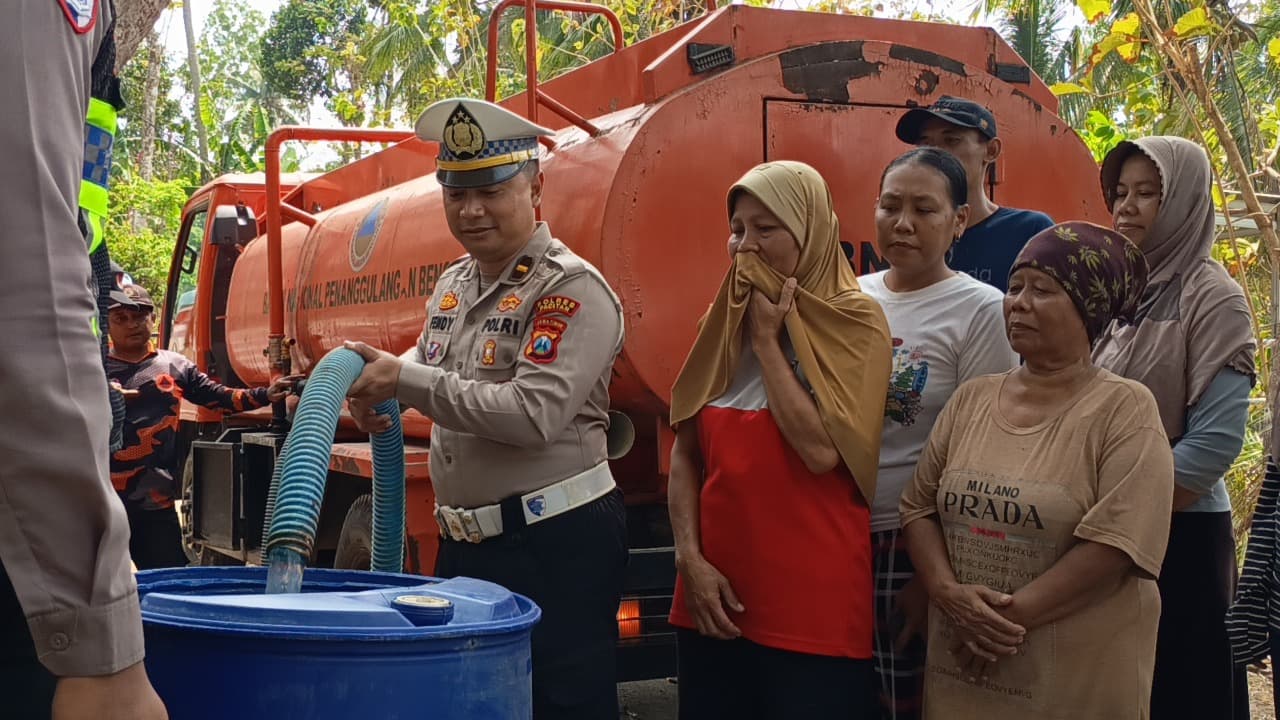 Dilanda Kekeringan, Polres Pacitan Dropping Air Bersih ke Desa Terdampak
