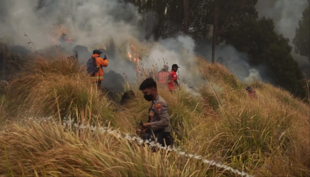 Pemadaman Bromo Gunakan Water Bombing, Satpamovit Halau Wisatawan ke Kawasan Terbakar