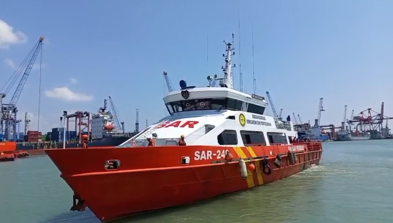 SAR Surabaya Kerahkan KN SAR Permadi dan Helikopter Cari Korban Virgo Transport 8