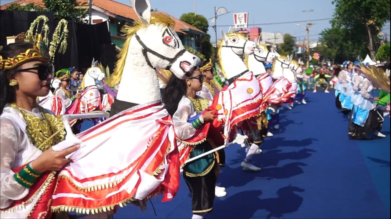 Ribuan Warga Saksikan Pawai Budaya Nusantara Hari Jadi Kota Probolinggo ke-667