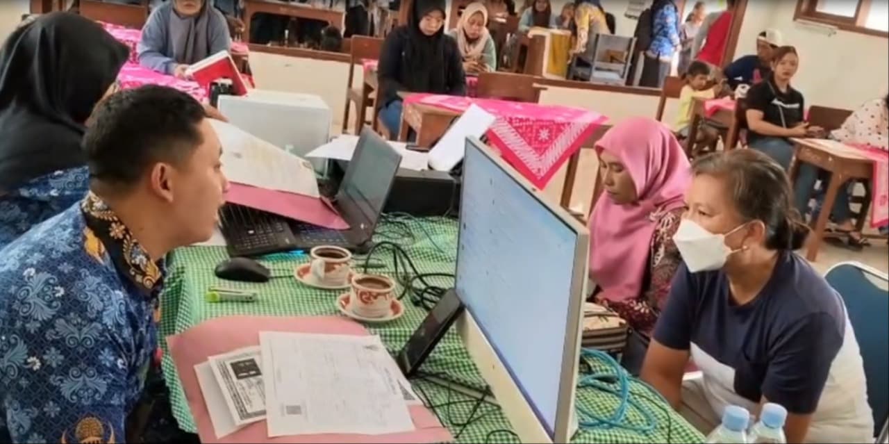 Ruang Kelas Disulap Jadi Kantor Dukcapil Dadakan, Ratusan Warga Puncu Antusias Serbu Layanan Kamis Asik