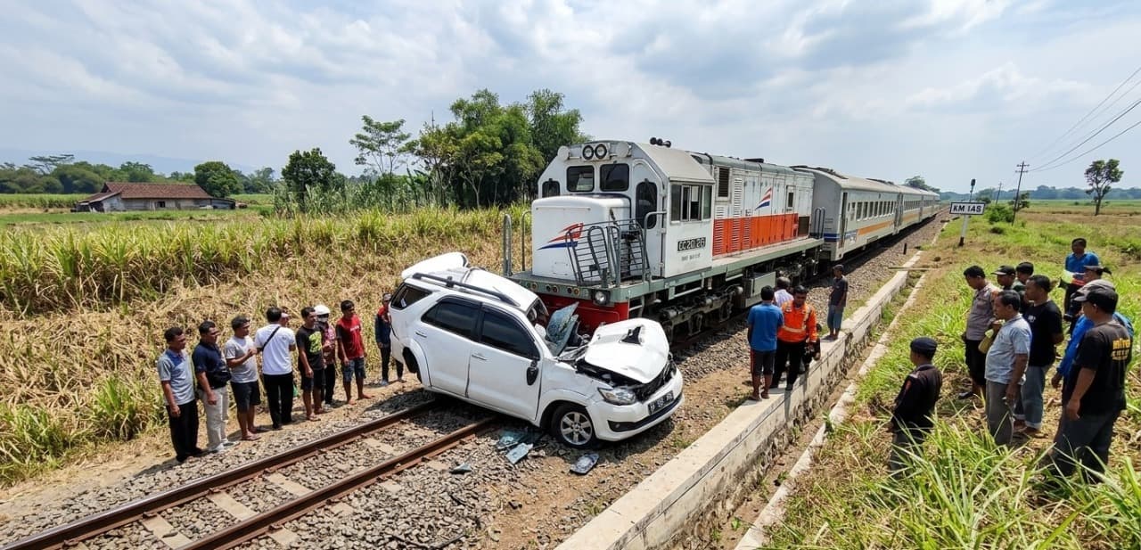 Kereta Api Ijen Ekspres Seret Fortuner 750 Meter, Pengemudi Tewas