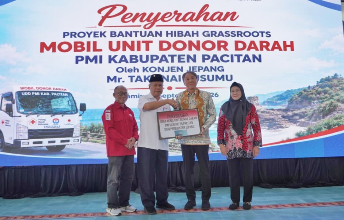 Konjen Jepang Serahkan Mobil Unit Donor Darah Senilai Rp695 Juta untuk PMI Pacitan