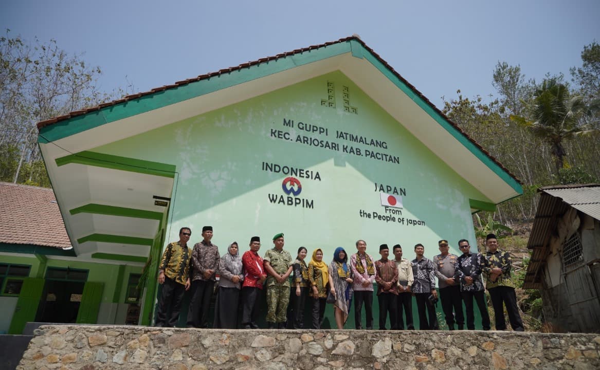 Konjen Jepang Takonai Susumu Monev Bantuan Pendidikan di Pacitan