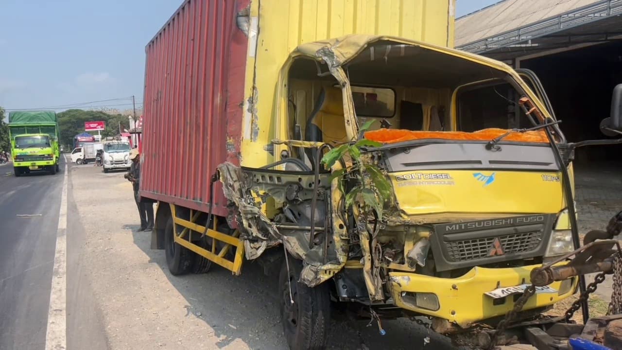 Truk Boks dan Tronton Bertabrakan, 2 Sopir Terluka