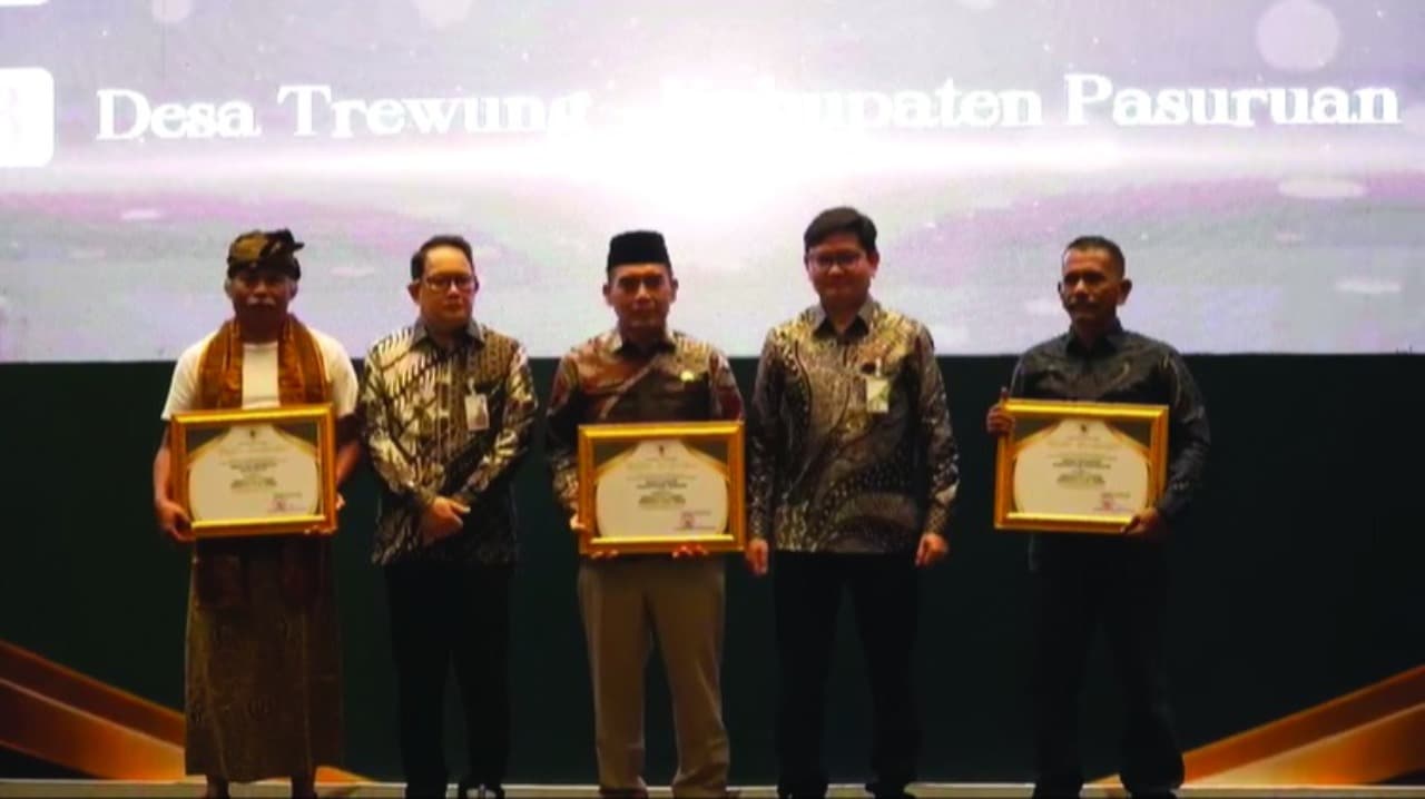 Dorong Peningkatan UHC, Sekdaprov Jatim Serahkan Jamsostek Awards 2026