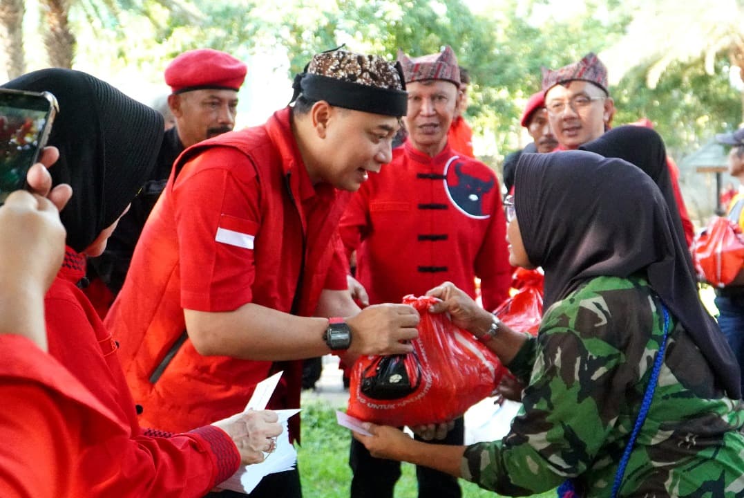 Komitmen Bantu Wong Cilik, DPD PDI Perjuangan Jatim Bagikan 2.000 Paket Sembako di Banyuwangi