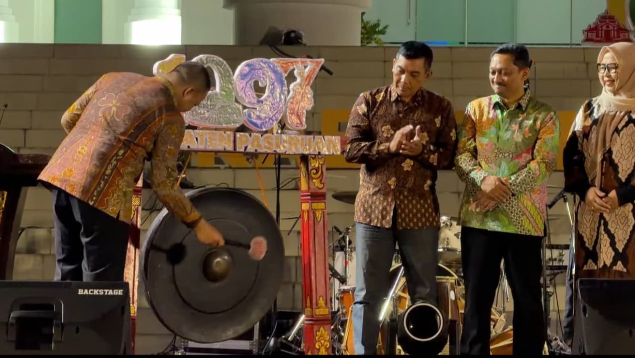 Bupati Mas Rusdi Serahkan Penghargaan di Malam Resepsi Hari Jadi Kabupaten Pasuruan ke-1097