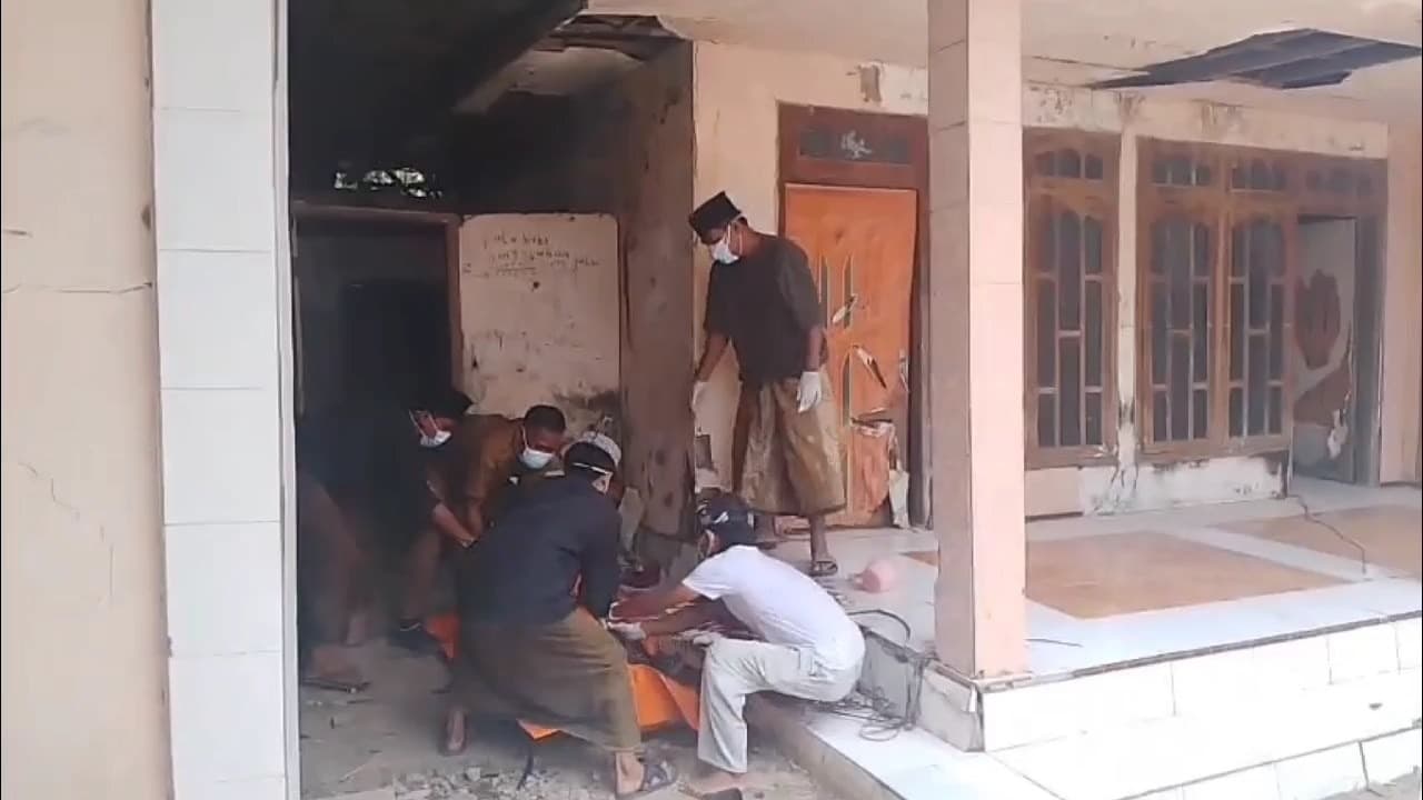 Geger, Warga Tanah Merah Temukan Jenazah Pria Paruh Baya di Teras Rumah