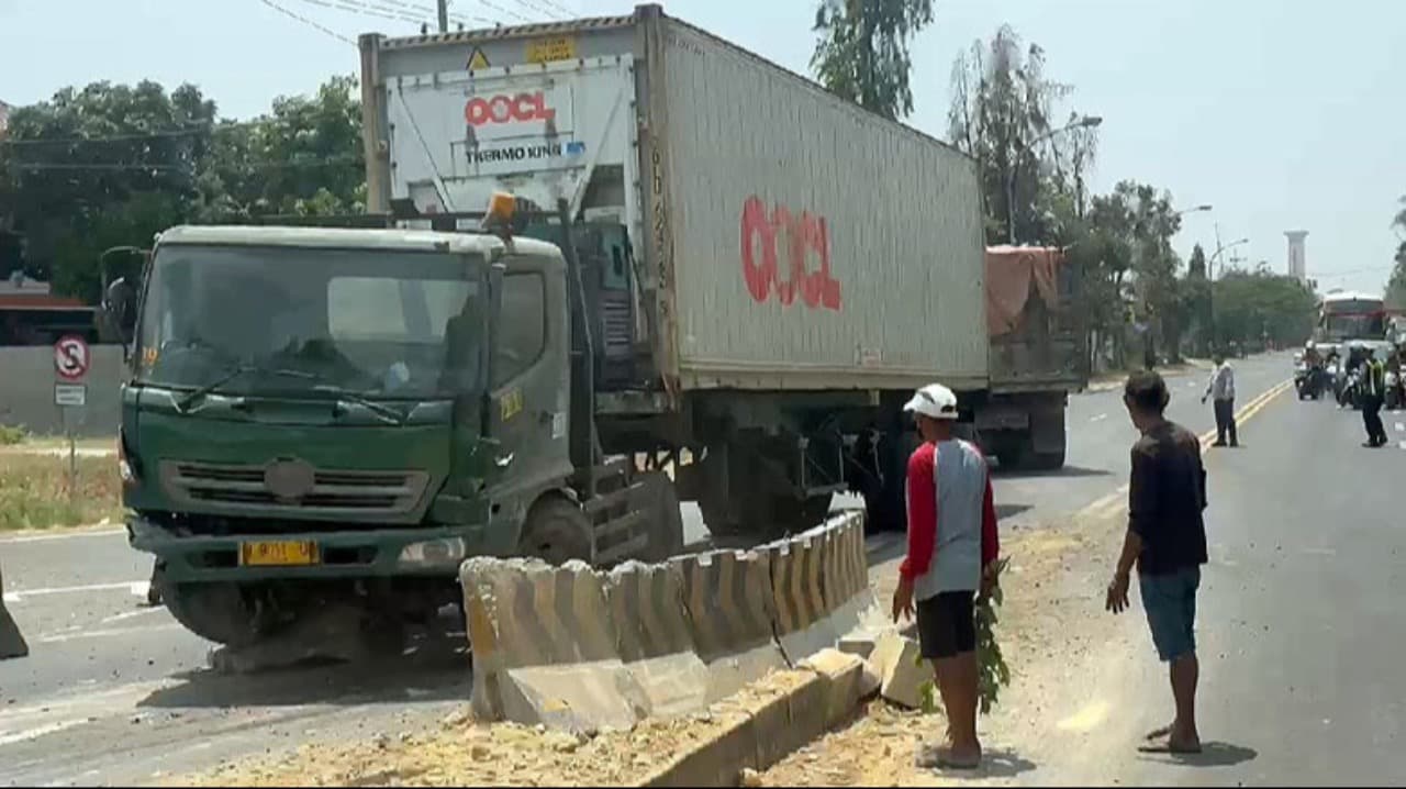 Sopir Diduga Ngantuk, Truk Trailer Tabrak Median Jalan di Jalan Raya Lamongan-Babat