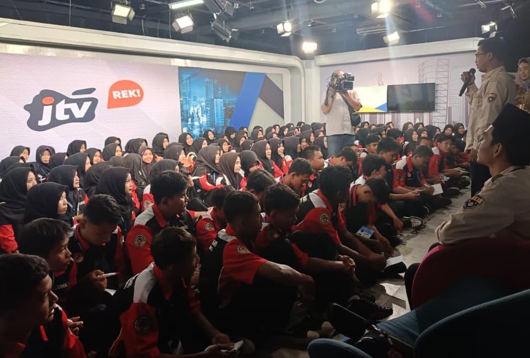 Cetak Siswa Siap Kerja, SMK Arya Singasari Brebes Kunjungan Industri ke JTV