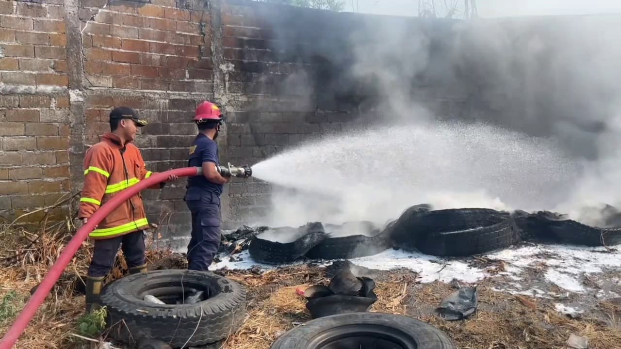 Warga Panik, Kebakaran Tumpukan Ban di Area Gudang Pakan Ngawi Nyaris Merambat ke Permukiman