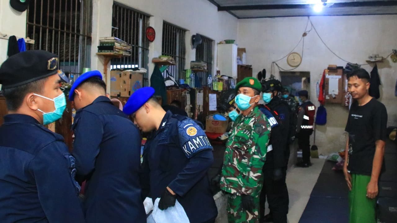 Lapas Banyuwangi Steril, Razia 3 Jam Tak Temukan HP dan Narkoba - Tes Urine Negatif