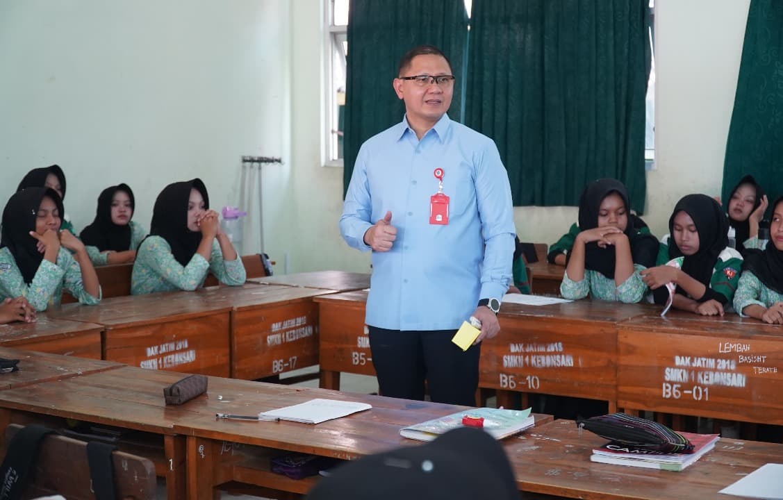 Mencoba Tantangan Baru, Kadindik Jatim Jadi Guru di SMA Negeri 4 Surabaya
