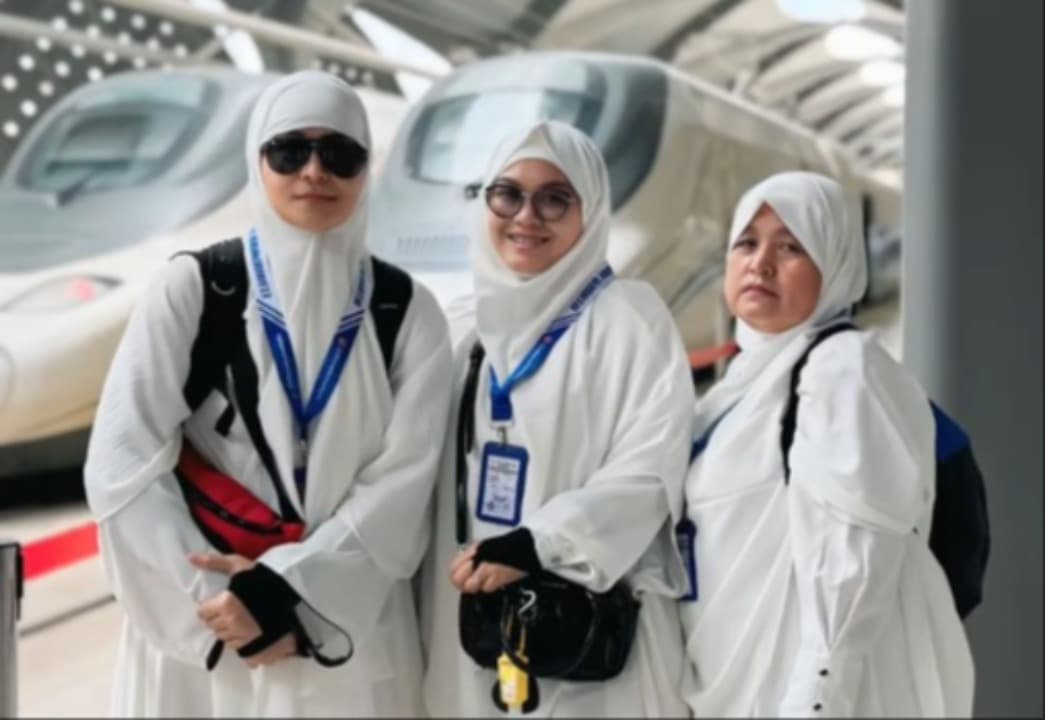 Penampilan Mita 'The Virgin' Ketika Berangkat Umrah Curi Perhatian