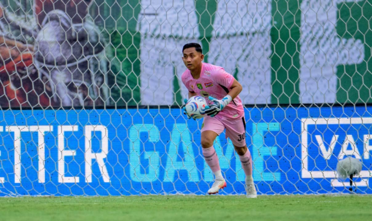 Kiper Persebaya Tetap Serius Jaga Kondisi di Tengah Jeda Kompetisi