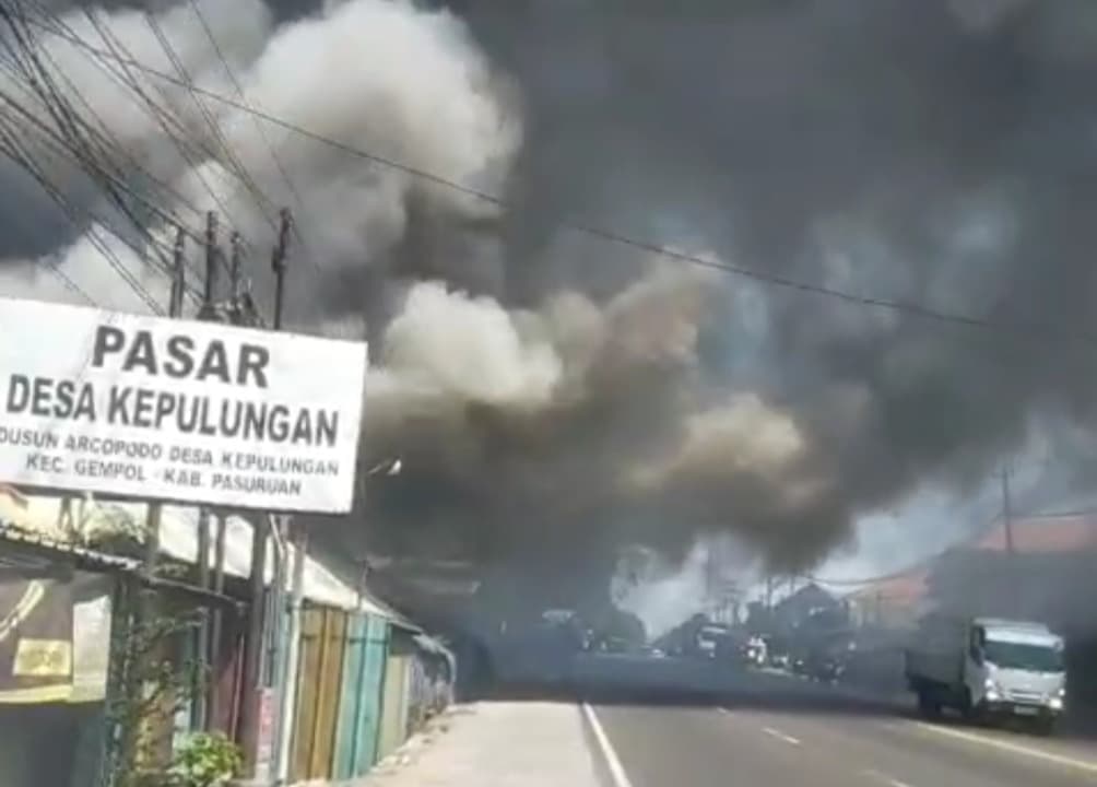 Pasar Kepulungan Pasuruan Terbakar, Asap Hitam Pekat Membumbung Tinggi