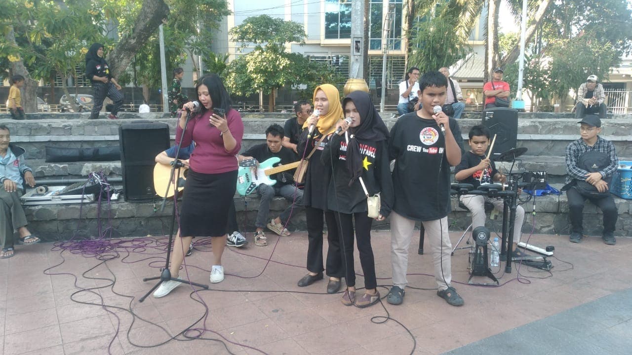 Talenta Difabel Unjuk Kemampuan Bermusik di Taman Bungkul Surabaya