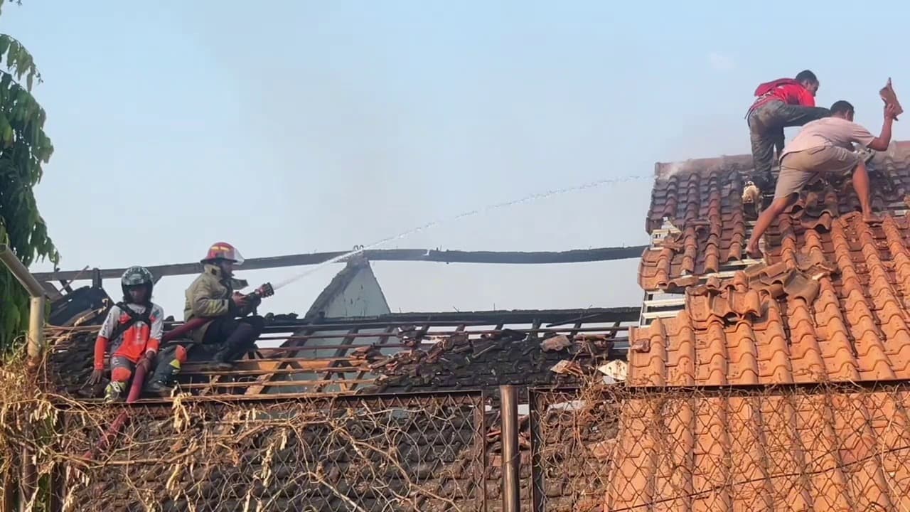Dua Ruang Kelas SMPN 1 Jogorogo Terbakar