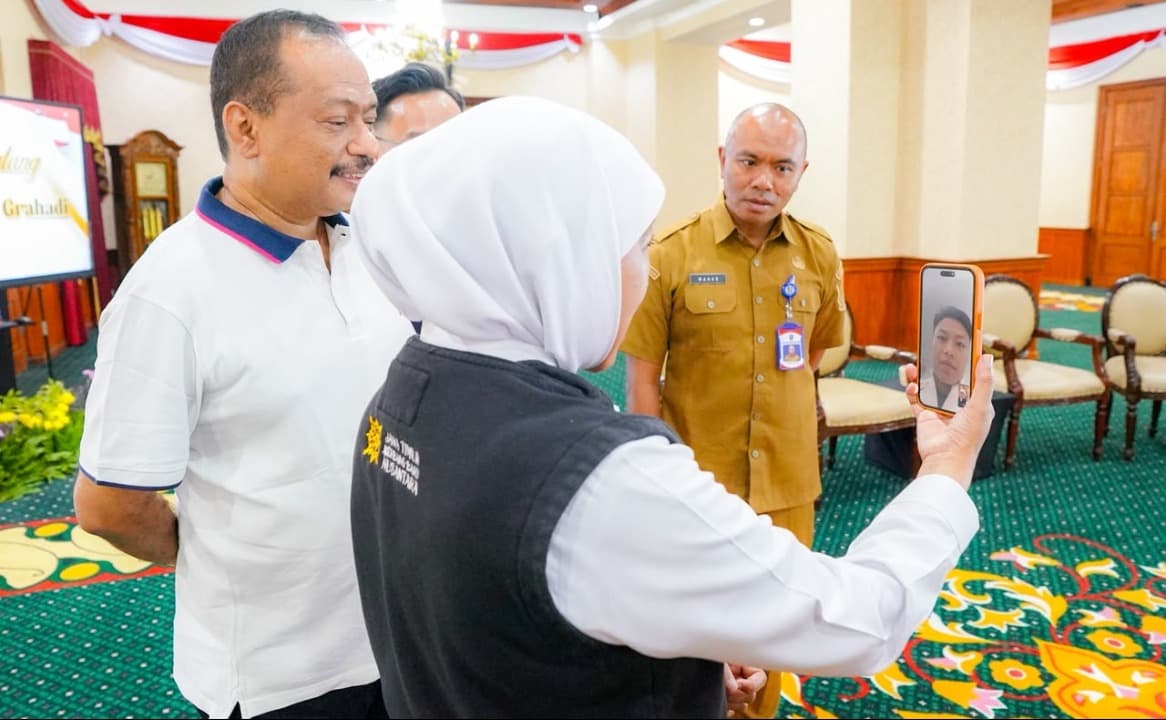 Gubernur Khofifah Sapa Lifter Asal Jatim Rahmat Erwin dan Luluk Diana Usai Raih Medali di Asian Games 2026