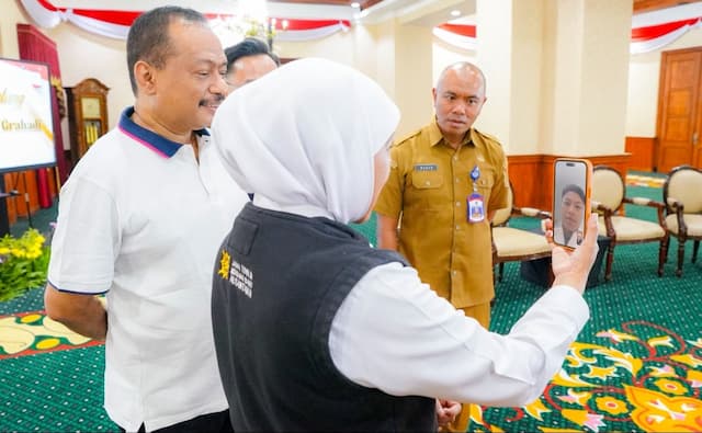 Gubernur Khofifah Sapa Lifter Asal Jatim Rahmat Erwin dan Luluk Diana Usai Raih Medali di Asian Games 2026
