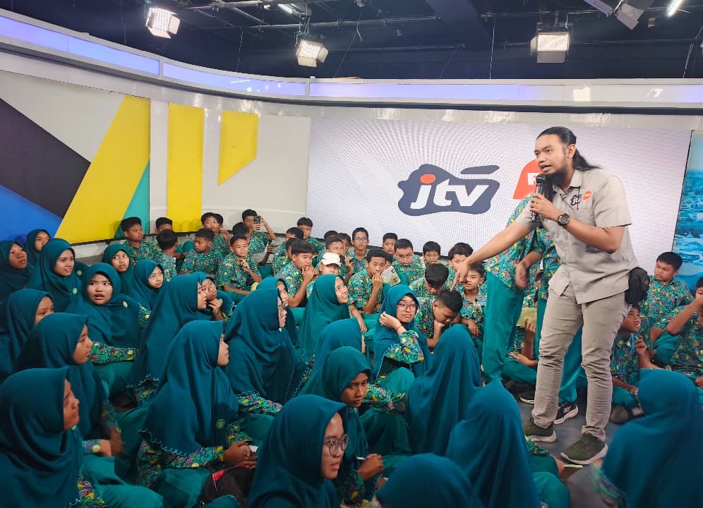 Kenalkan Jurnalistik Televisi, SMP Al-Ikhlash Lumajang Ajak Siswa Berkunjung ke JTV