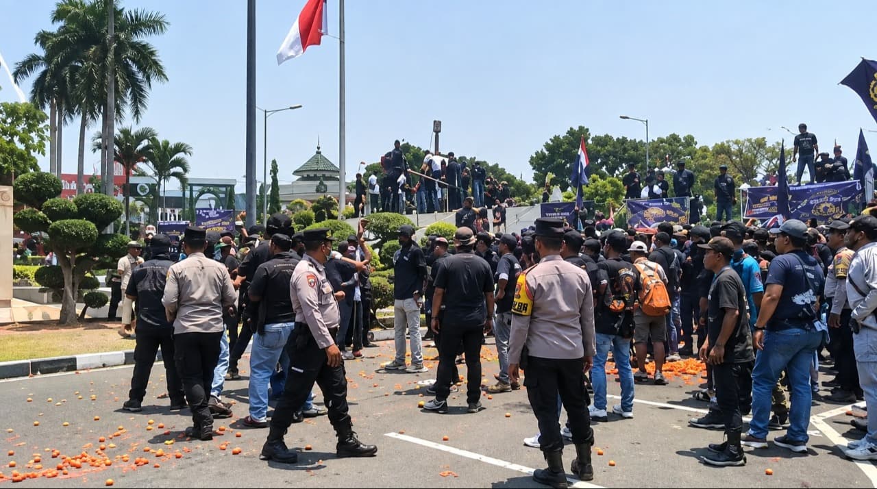 Protes Revitalisasi Pasar Tanjung, Ratusan Pedagang Lempar Tomat ke Arah Pemkab Jember