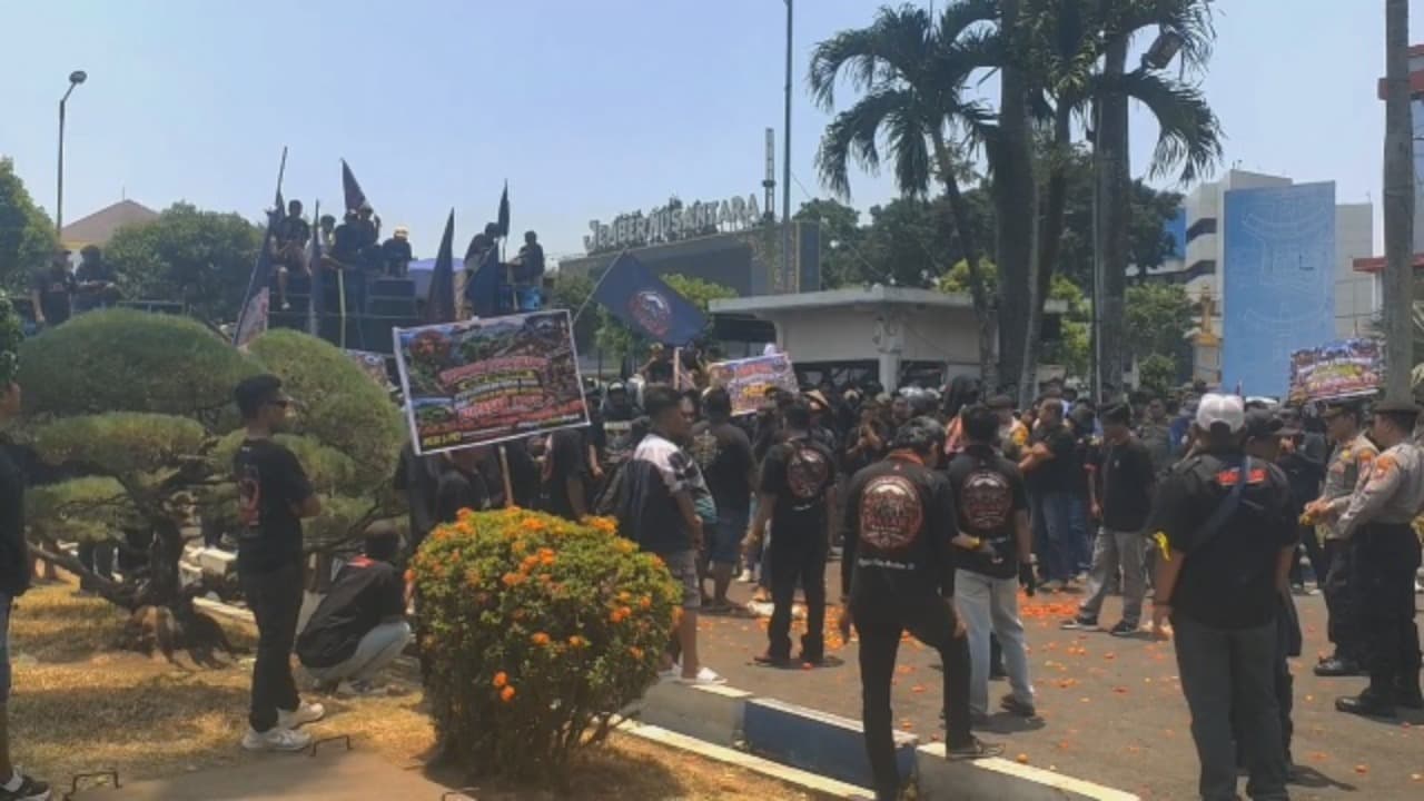 Pedagang Pasar Tanjung Lempar Tomat, Tolak Penataan