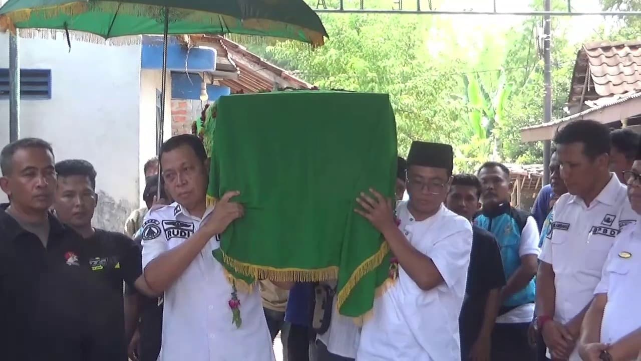 Tangis Keluarga Pecah Saat Jenazah Korban KM Virgo Transport 8 Tiba di Ngawi