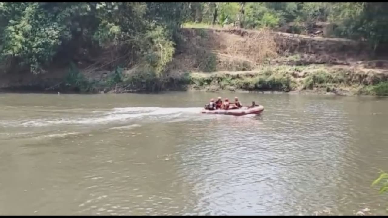 Lansia Diduga Hanyut, Tim SAR Sisir Bondoyudo