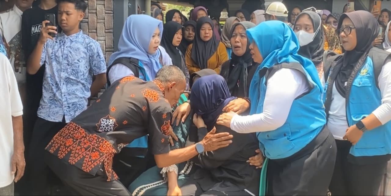 Isak Tangis Sambut Kedatangan Jenazah Korban Kapal Virgo Transport, Dimakamkan di Blitar