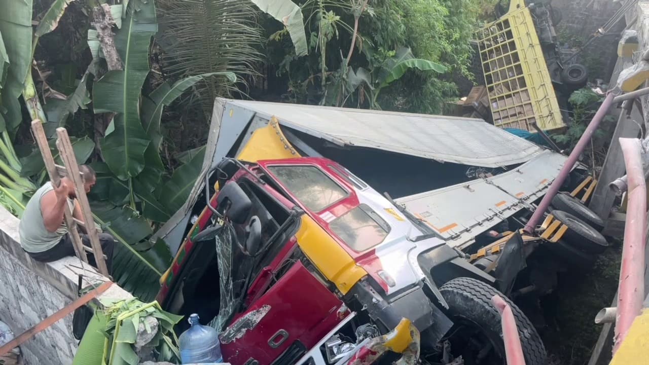 Dua Truk Terlibat Kecelakaan hingga Terjun ke Sungai, Satu Orang Luka