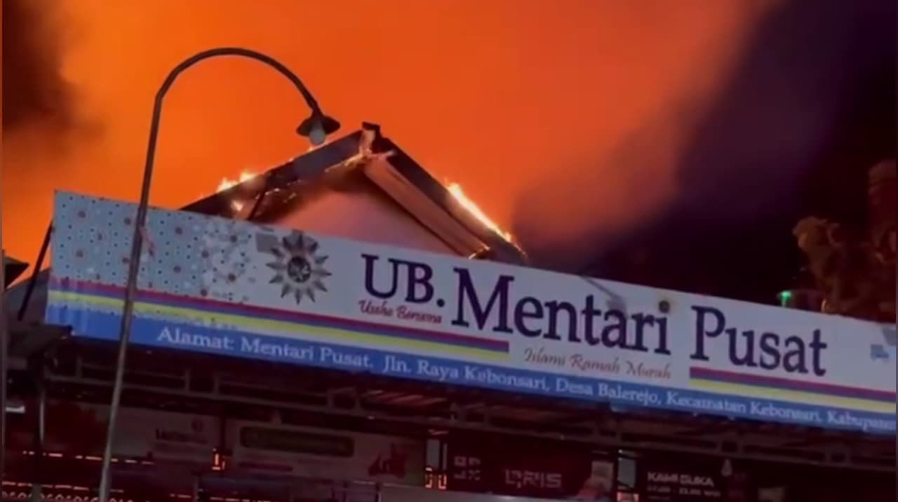 Toko di Balerejo Kebonsari Terbakar, Tiga Unit Damkar Dikerahkan