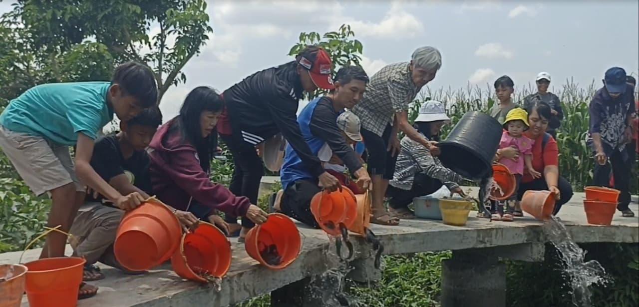 Menebar Kebajikan lewat Fangsheng, Anak-Anak Sekolah Minggu Buddhis Tulungagung Bebaskan Ribuan Ikan